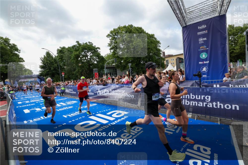29.06.2025 - hella hamburg halbmarathon Zöllner http://msf.ph/oto/8407224 29.06.2025 10:42:10 Ziel 1441, 5682, 6593, 10216, 11417, 12098, 12292, 13196, 16677, 17363, 17864, 18772, 18920, 19046 meine-sportfotos.de