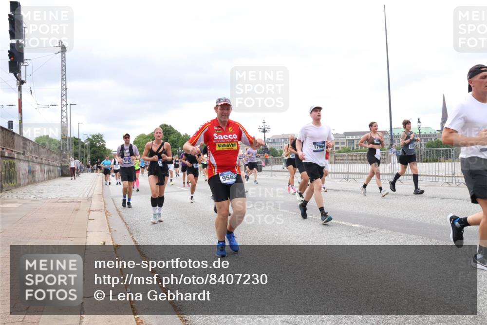 29.06.2025 - hella hamburg halbmarathon Lena Gebhardt http://msf.ph/oto/8407230 29.06.2025 10:58:51 Lombardsbrücke 9563, 17554, 709, 1326, 1365, 1380, 1514, 1646, 2057, 2449, 2621, 2649, 2929, 3231, 3373, 3416, 3565, 3868, 3966, 4042, 4043, 4225, 4294, 4312, 4577, 4648, 5016, 5159, 5211, 5400, 5655, 5732, 5988, 6010, 6167, 6301, 6330, 6341, 6554, 6588, 6599, 6633, 6638, 6702, 6927, 7095, 7096, 7443, 7870, 7933, 7957, 7967, 8489, 8544, 8545, 8547, 8592, 8631, 8701, 8752, 9221, 9225, 9563, 9889, 9960, 9982, 10498 meine-sportfotos.de