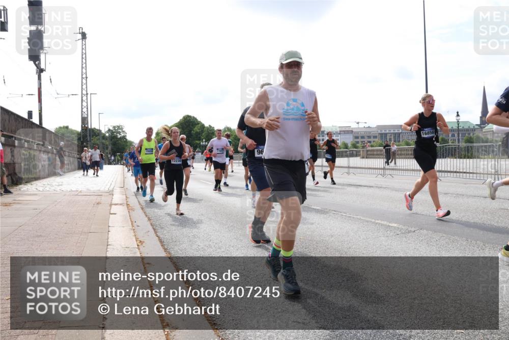 29.06.2025 - hella hamburg halbmarathon Lena Gebhardt http://msf.ph/oto/8407245 29.06.2025 10:16:45 Lombardsbrücke 15658, 12230, 17857, 96, 16856, 1117, 1212, 1240, 1244, 1331, 1403, 1553, 1599, 1602, 1825, 2225, 2347, 2912, 3030, 3088, 3156, 3176, 3450, 3484, 3622, 3648, 3687, 4478, 4583, 5036, 5037, 5294, 6024, 6328, 6488, 6742, 6941, 6948, 7114, 7115, 7158, 7257, 7345, 7358, 7360, 7376, 7753, 7924, 7928, 8263, 8295, 8317, 8513, 8597, 8619, 8645, 8707, 8847, 8857, 9091, 9208, 9332, 9492, 9628, 9664, 9676, 9810, 10076, 10139, 10141, 10183, 10232, 11344, 11345 meine-sportfotos.de