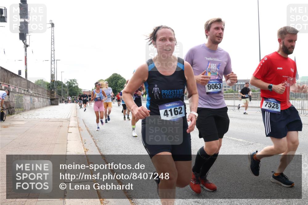 29.06.2025 - hella hamburg halbmarathon Lena Gebhardt http://msf.ph/oto/8407248 29.06.2025 10:24:34 Lombardsbrücke 143, 4162, 9063, 7528, 1005, 1009, 1064, 1352, 1389, 1395, 2108, 2132, 2249, 2280, 2477, 2944, 3053, 3099, 3113, 3132, 3185, 3285, 3421, 3579, 3786, 4111, 4162, 4221, 4444, 4464, 4684, 4719, 4993, 5126, 5138, 5829, 5830, 6261, 6478, 6524, 6526, 6570, 7528, 7920, 7975, 8167, 8187, 8297, 9063, 10907, 11306, 11651, 11816, 11817, 12070, 12210, 12303, 13111, 13113, 13380, 13573, 13638, 13711, 14143, 14898, 15124, 15975, 17535 meine-sportfotos.de