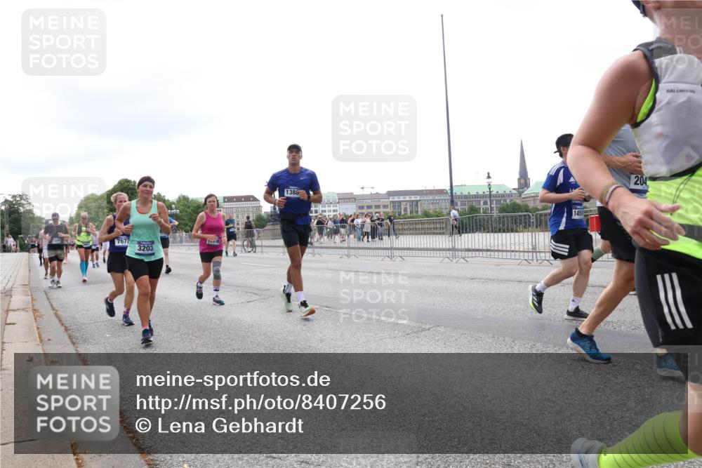 29.06.2025 - hella hamburg halbmarathon Lena Gebhardt http://msf.ph/oto/8407256 29.06.2025 10:50:34 Lombardsbrücke 7677, 3203, 1386, 204, 1259, 1828, 1930, 2047, 2200, 3184, 3203, 3229, 3647, 3680, 3701, 3710, 3805, 3838, 3897, 4090, 4168, 4642, 4695, 4771, 4961, 5119, 5131, 5997, 6178, 6680, 6830, 7133, 7161, 7505, 7677, 7721, 7722, 7755, 7938, 8200, 8254, 8299, 8833, 8834, 8986, 9096, 9168, 9605, 9933, 10060, 10286, 10437, 10617, 10744, 11426, 11696, 11716, 12079, 12392, 12393, 13127, 13128, 13846, 13887, 14102, 14144, 14534, 14591, 14940, 15017, 15230, 15416 meine-sportfotos.de