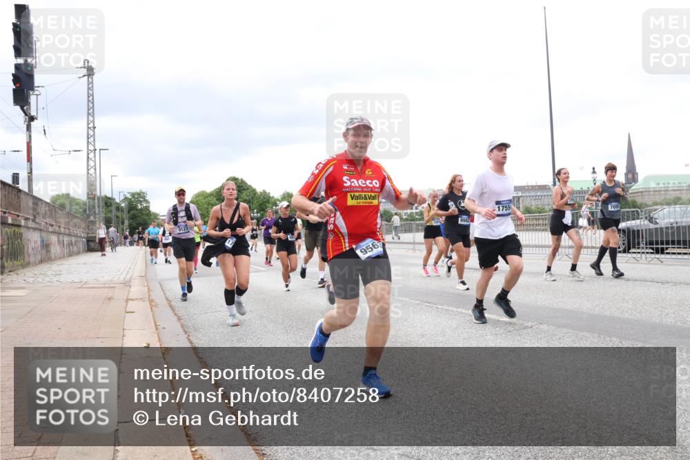 29.06.2025 - hella hamburg halbmarathon Lena Gebhardt http://msf.ph/oto/8407258 29.06.2025 10:58:51 Lombardsbrücke 956, 9982, 1755, 709, 1326, 1365, 1380, 1514, 1646, 2057, 2449, 2621, 2649, 2929, 3231, 3373, 3416, 3565, 3868, 3966, 4042, 4043, 4225, 4294, 4312, 4577, 4648, 5016, 5159, 5211, 5400, 5655, 5732, 5988, 6010, 6167, 6301, 6330, 6341, 6554, 6588, 6599, 6633, 6638, 6702, 6927, 7095, 7096, 7443, 7870, 7933, 7957, 7967, 8489, 8544, 8545, 8547, 8592, 8631, 8701, 8752, 9221, 9225, 9563, 9889, 9960, 9982, 10498 meine-sportfotos.de