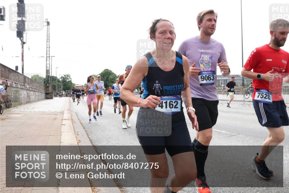 29.06.2025 - hella hamburg halbmarathon Lena Gebhardt http://msf.ph/oto/8407275 29.06.2025 10:24:34 Lombardsbrücke 4143, 2361, 4162, 9063, 7528, 1005, 1009, 1064, 1352, 1389, 1395, 2108, 2132, 2249, 2280, 2477, 2944, 3053, 3099, 3113, 3132, 3185, 3285, 3421, 3579, 3786, 4111, 4162, 4221, 4444, 4464, 4684, 4719, 4993, 5126, 5138, 5829, 5830, 6261, 6478, 6524, 6526, 6570, 7528, 7920, 7975, 8167, 8187, 8297, 9063, 10907, 11306, 11651, 11816, 11817, 12070, 12210, 12303, 13111, 13113, 13380, 13573, 13638, 13711, 14143, 14898, 15124, 15975, 17535 meine-sportfotos.de
