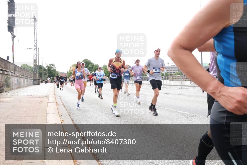29.06.2025 - hella hamburg halbmarathon Lena Gebhardt http://msf.ph/oto/8407300 29.06.2025 10:24:35 Lombardsbrücke 14143, 8167, 7975, 12070, 13380, 18077, 1005, 1009, 1064, 1352, 1389, 1395, 2108, 2132, 2249, 2280, 2477, 2944, 3053, 3099, 3113, 3132, 3285, 3421, 3579, 3786, 4111, 4162, 4221, 4444, 4464, 4684, 4719, 4993, 5126, 5138, 5829, 5830, 6261, 6478, 6524, 6526, 6570, 7528, 7920, 7975, 8167, 8187, 8297, 9063, 10907, 11306, 11651, 11816, 11817, 12070, 12210, 12303, 13111, 13113, 13380, 13573, 13638, 13711, 14143, 14898, 15124, 15975, 17535 meine-sportfotos.de