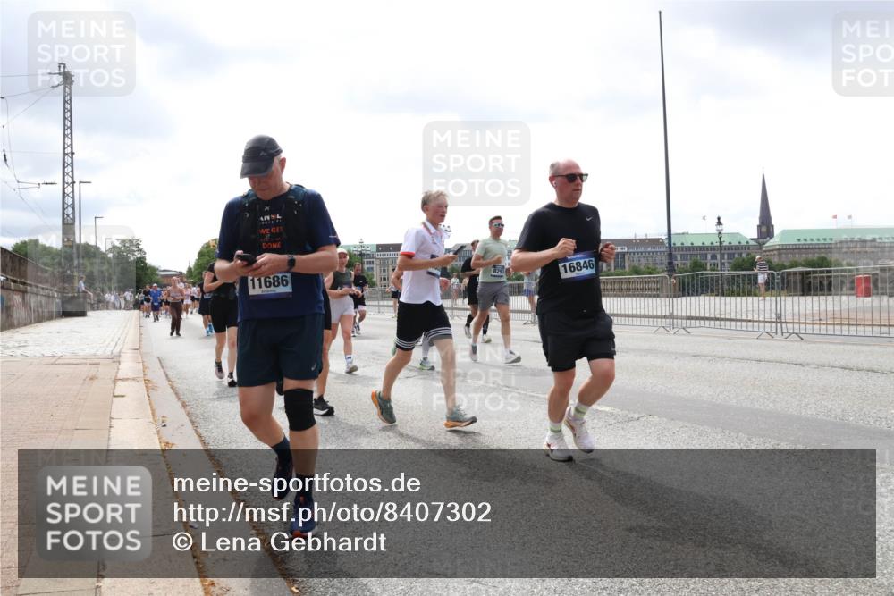 29.06.2025 - hella hamburg halbmarathon Lena Gebhardt http://msf.ph/oto/8407302 29.06.2025 10:41:25 Lombardsbrücke 11686, 16846, 1314, 1317, 1509, 1536, 1542, 1623, 1731, 2153, 2229, 2258, 2805, 3344, 3532, 3533, 3623, 4234, 4412, 4415, 4610, 4638, 4787, 5086, 5225, 5549, 5688, 5689, 5928, 5942, 6088, 6250, 6450, 6474, 6793, 6842, 6894, 7022, 7023, 7661, 7821, 7829, 7968, 8004, 8162, 8163, 8293, 8385, 8586, 8751, 8769, 8848, 8878, 8992, 9962, 10181, 10269, 10348, 10407, 10483, 10644, 10835, 11011, 11166 meine-sportfotos.de