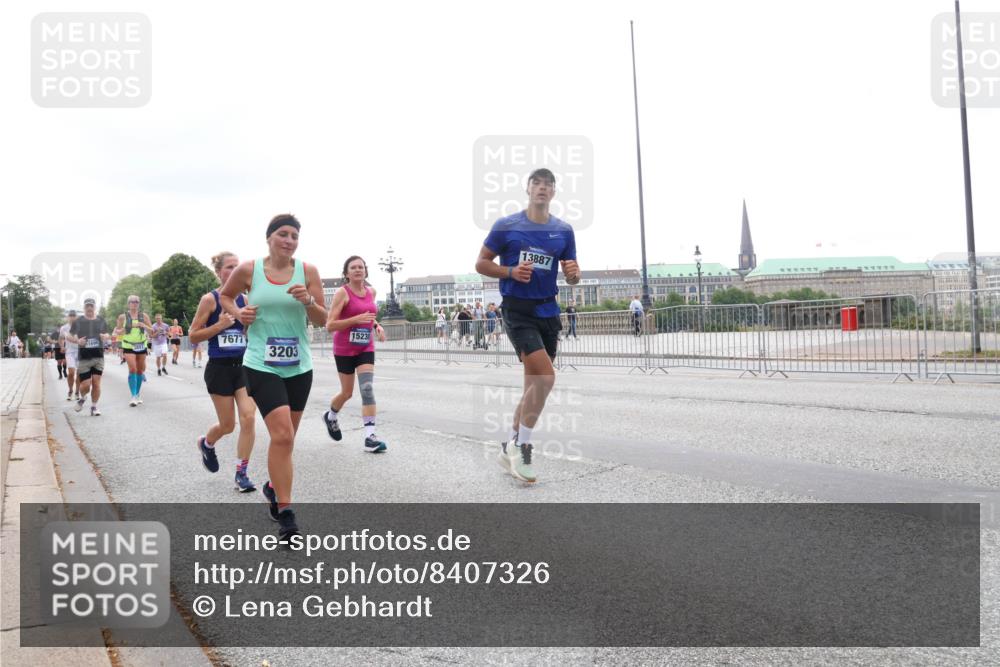 29.06.2025 - hella hamburg halbmarathon Lena Gebhardt http://msf.ph/oto/8407326 29.06.2025 10:50:34 Lombardsbrücke 7677, 3203, 15230, 13887, 1259, 1828, 1930, 2047, 2200, 3184, 3203, 3229, 3647, 3680, 3701, 3710, 3805, 3838, 3897, 4090, 4168, 4642, 4695, 4771, 4961, 5119, 5131, 5997, 6178, 6680, 6830, 7133, 7161, 7505, 7677, 7721, 7722, 7755, 7938, 8200, 8254, 8299, 8833, 8834, 8986, 9096, 9168, 9605, 9933, 10060, 10286, 10437, 10617, 10744, 11426, 11696, 11716, 12079, 12392, 12393, 13127, 13128, 13846, 13887, 14102, 14144, 14534, 14591, 14940, 15017, 15230, 15416 meine-sportfotos.de