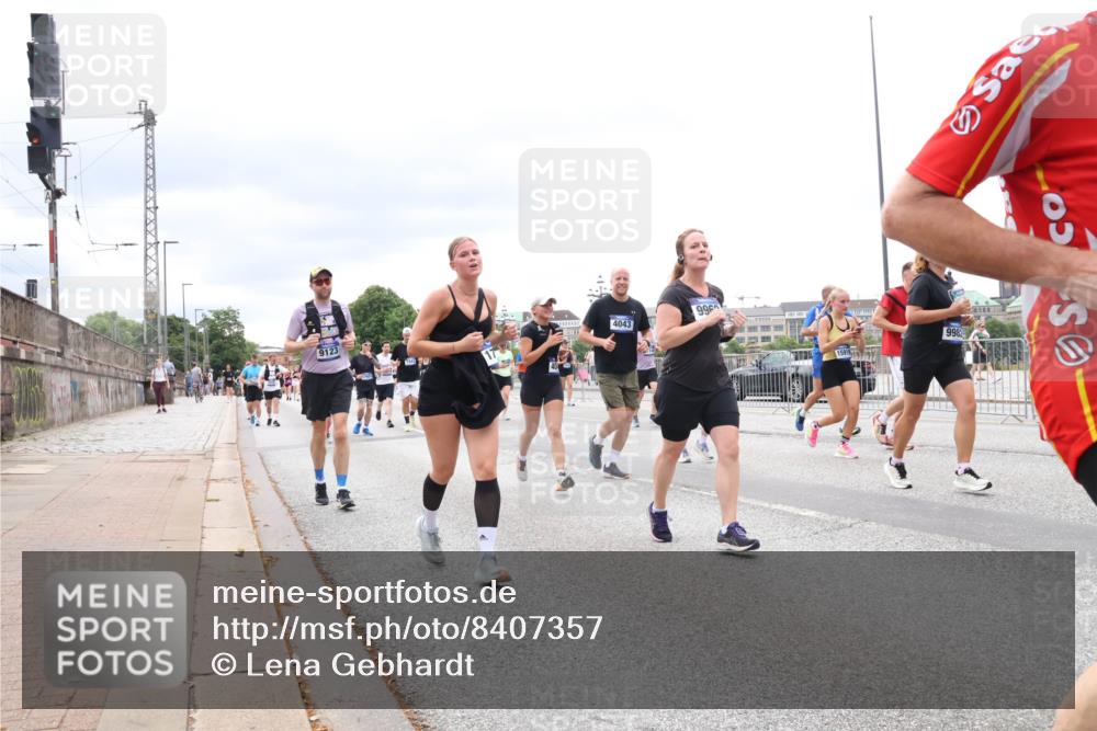 29.06.2025 - hella hamburg halbmarathon Lena Gebhardt http://msf.ph/oto/8407357 29.06.2025 10:58:52 Lombardsbrücke 1326, 1365, 1380, 1514, 1646, 1751, 2057, 2449, 2621, 2649, 2929, 3231, 3373, 3416, 3565, 3868, 3966, 4042, 4043, 4225, 4294, 4312, 4577, 4648, 5016, 5159, 5211, 5400, 5655, 5732, 5988, 6010, 6167, 6301, 6330, 6341, 6554, 6588, 6599, 6633, 6638, 6702, 6927, 7095, 7096, 7443, 7870, 7933, 7957, 7967, 8489, 8544, 8545, 8547, 8592, 8631, 8701, 8752, 8932, 9221, 9225, 9563, 9889, 9960, 9982, 10498 meine-sportfotos.de