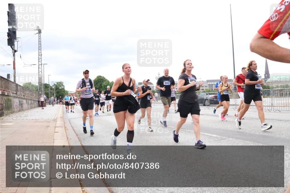 29.06.2025 - hella hamburg halbmarathon Lena Gebhardt http://msf.ph/oto/8407386 29.06.2025 10:58:52 Lombardsbrücke 9123, 4043, 9940, 15919, 998, 1326, 1365, 1380, 1514, 1646, 1751, 2057, 2449, 2621, 2649, 2929, 3231, 3373, 3416, 3565, 3868, 3966, 4042, 4043, 4225, 4294, 4312, 4577, 4648, 5016, 5159, 5211, 5400, 5655, 5732, 5988, 6010, 6167, 6301, 6330, 6341, 6554, 6588, 6599, 6633, 6638, 6702, 6927, 7095, 7096, 7443, 7870, 7933, 7957, 7967, 8489, 8544, 8545, 8547, 8592, 8631, 8701, 8752, 8932, 9221, 9225, 9563, 9889, 9960, 9982, 10498 meine-sportfotos.de