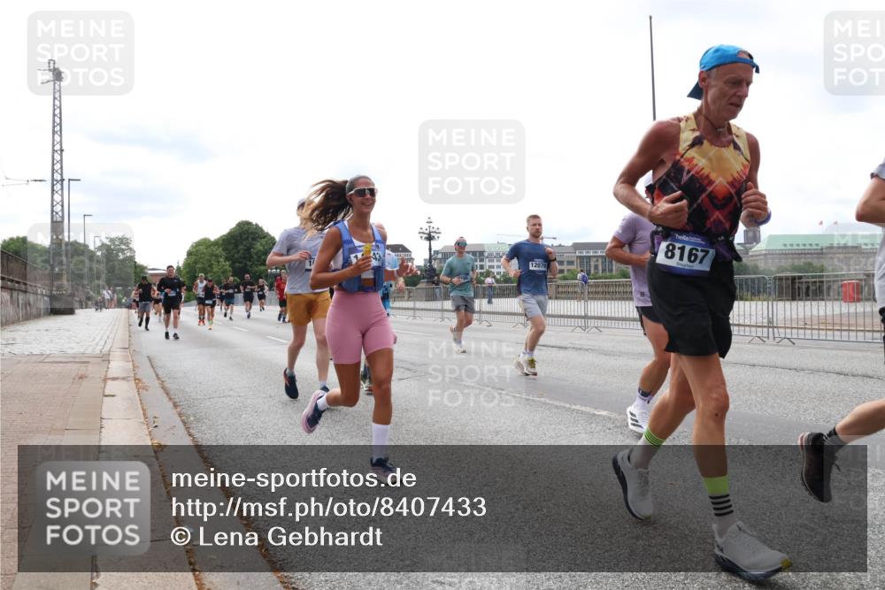 29.06.2025 - hella hamburg halbmarathon Lena Gebhardt http://msf.ph/oto/8407433 29.06.2025 10:24:36 Lombardsbrücke 12070, 8167, 1005, 1009, 1064, 1352, 1389, 1395, 2108, 2132, 2249, 2280, 2477, 2944, 3053, 3099, 3113, 3132, 3285, 3421, 3579, 3786, 4111, 4162, 4221, 4444, 4464, 4684, 4719, 4993, 5126, 5138, 5829, 5830, 6261, 6478, 6524, 6526, 6570, 7528, 7920, 7975, 8167, 8187, 8297, 9063, 10907, 11651, 11816, 11817, 12070, 12210, 12303, 13111, 13113, 13380, 13573, 13638, 13711, 14143, 14898, 15124, 15975, 17535 meine-sportfotos.de