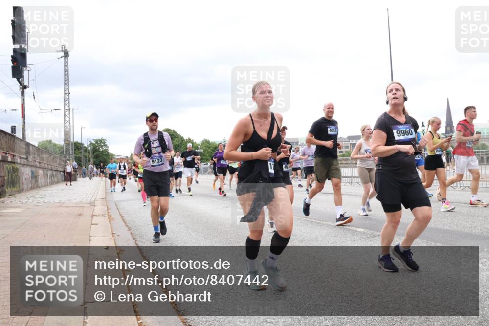 29.06.2025 - hella hamburg halbmarathon Lena Gebhardt http://msf.ph/oto/8407442 29.06.2025 10:58:53 Lombardsbrücke 9123, 4043, 9960, 159, 3752, 1326, 1365, 1380, 1514, 1646, 1751, 2057, 2449, 2621, 2649, 2929, 3231, 3373, 3416, 3565, 3868, 3966, 4042, 4043, 4225, 4294, 4312, 4577, 4648, 5016, 5159, 5211, 5400, 5655, 5732, 5988, 6010, 6167, 6301, 6330, 6341, 6554, 6588, 6599, 6633, 6638, 6702, 6927, 6969, 7095, 7096, 7443, 7870, 7933, 7957, 7967, 8489, 8544, 8545, 8547, 8592, 8631, 8701, 8752, 8932, 9221, 9225, 9563, 9889, 9960, 9982, 10498 meine-sportfotos.de