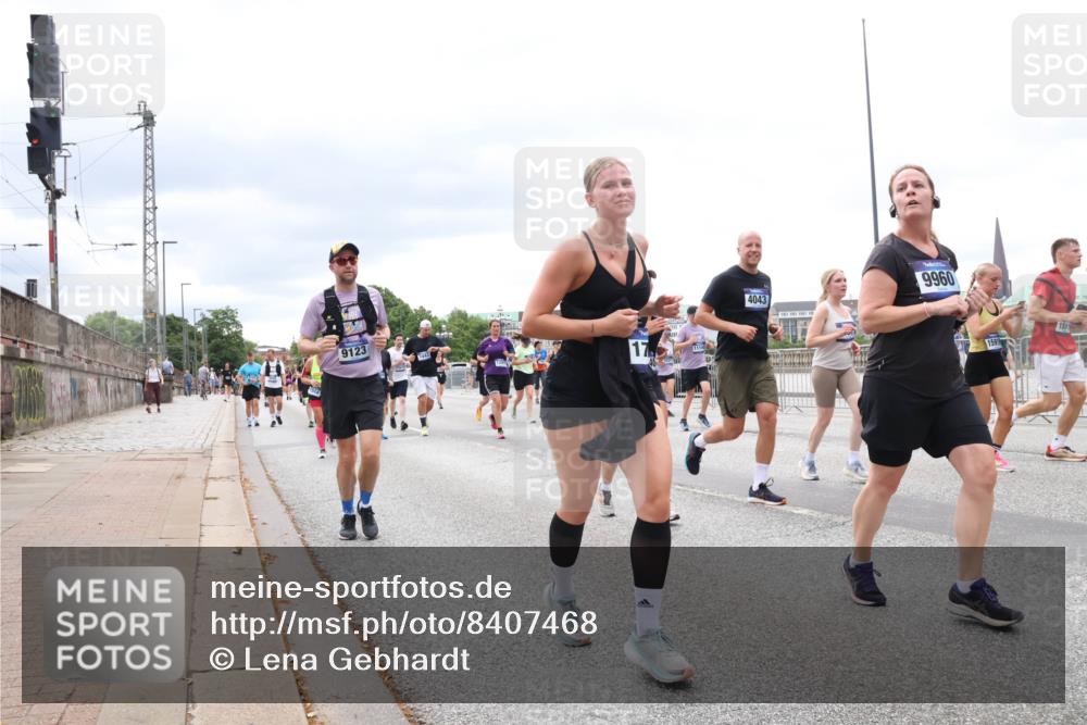 29.06.2025 - hella hamburg halbmarathon Lena Gebhardt http://msf.ph/oto/8407468 29.06.2025 10:58:53 Lombardsbrücke 9123, 17, 4043, 9960, 1591, 1326, 1365, 1380, 1514, 1646, 1751, 2057, 2449, 2621, 2649, 2929, 3231, 3373, 3416, 3565, 3868, 3966, 4042, 4043, 4225, 4294, 4312, 4577, 4648, 5016, 5159, 5211, 5400, 5655, 5732, 5988, 6010, 6167, 6301, 6330, 6341, 6554, 6588, 6599, 6633, 6638, 6702, 6927, 6969, 7095, 7096, 7443, 7870, 7933, 7957, 7967, 8489, 8544, 8545, 8547, 8592, 8631, 8701, 8752, 8932, 9221, 9225, 9563, 9889, 9960, 9982, 10498 meine-sportfotos.de