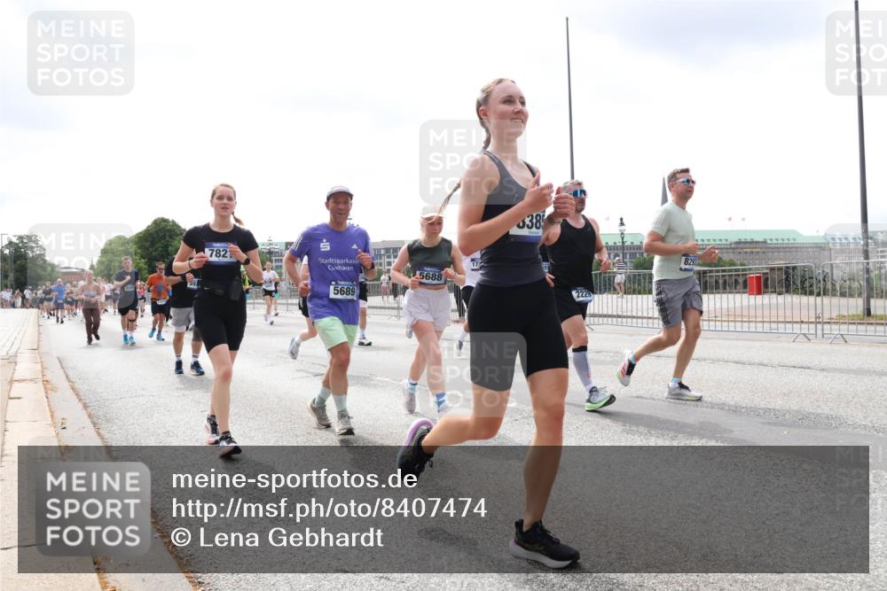 29.06.2025 - hella hamburg halbmarathon Lena Gebhardt http://msf.ph/oto/8407474 29.06.2025 10:41:27 Lombardsbrücke 782, 5689, 5688, 638, 2229, 8293, 1314, 1317, 1509, 1536, 1542, 1623, 1731, 2153, 2229, 2258, 2805, 3344, 3532, 3533, 3623, 4412, 4415, 4541, 4610, 4638, 4787, 5086, 5225, 5549, 5688, 5689, 5928, 5942, 6088, 6250, 6450, 6474, 6793, 6894, 7022, 7023, 7661, 7821, 7829, 7968, 8004, 8162, 8163, 8293, 8385, 8586, 8751, 8769, 8848, 8878, 8992, 9588, 9962, 10181, 10269, 10348, 10407, 10483, 10644, 10835, 11011, 11166 meine-sportfotos.de
