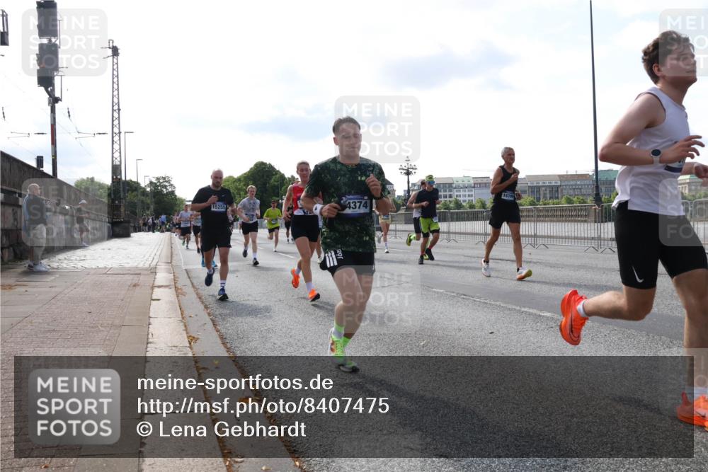29.06.2025 - hella hamburg halbmarathon Lena Gebhardt http://msf.ph/oto/8407475 29.06.2025 09:49:48 Lombardsbrücke 15255, 4374, 16399, 1343, 1445, 1615, 1800, 1975, 2324, 2415, 2573, 2745, 2750, 2849, 2949, 2980, 3014, 3136, 3282, 3431, 3530, 4148, 4303, 4318, 4425, 4528, 4766, 5248, 5648, 6095, 6123, 6682, 7035, 7229, 7495, 7796, 8370, 8465, 8629, 8925, 9264, 9265, 9294, 9296, 9686, 9914, 9979, 10680, 10930, 11765, 12098, 12327, 12839, 13141, 13457, 13800, 14077, 14204, 14359, 14374, 14560, 14629, 14667, 14688, 14789, 15094 meine-sportfotos.de