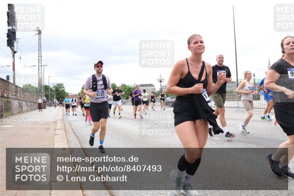 29.06.2025 - hella hamburg halbmarathon Lena Gebhardt http://msf.ph/oto/8407493 29.06.2025 10:58:53 Lombardsbrücke 1514, 9123, 17, 13571, 8752, 99, 1326, 1365, 1380, 1514, 1646, 1751, 2057, 2449, 2621, 2649, 2929, 3231, 3373, 3416, 3565, 3868, 3966, 4042, 4043, 4225, 4294, 4312, 4577, 4648, 5016, 5159, 5211, 5400, 5655, 5732, 5988, 6010, 6167, 6301, 6330, 6341, 6554, 6588, 6599, 6633, 6638, 6702, 6927, 6969, 7095, 7096, 7443, 7870, 7933, 7957, 7967, 8489, 8544, 8545, 8547, 8592, 8631, 8701, 8752, 8932, 9221, 9225, 9563, 9889, 9960, 9982, 10498 meine-sportfotos.de