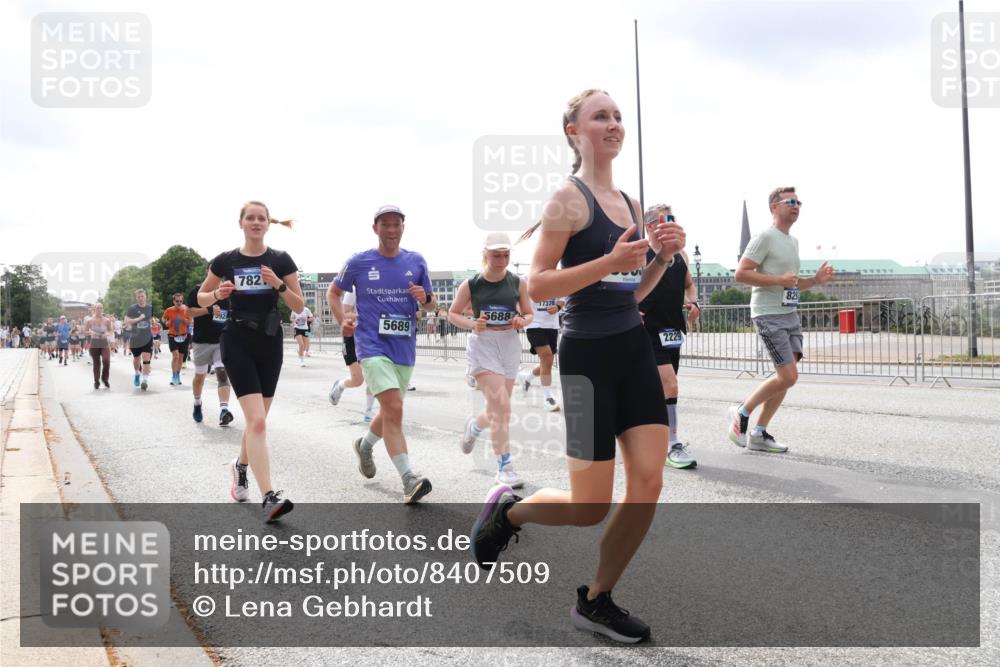 29.06.2025 - hella hamburg halbmarathon Lena Gebhardt http://msf.ph/oto/8407509 29.06.2025 10:41:27 Lombardsbrücke 3928, 782, 5689, 5688, 17370, 2229, 829, 1314, 1317, 1509, 1536, 1542, 1623, 1731, 2153, 2229, 2258, 2805, 3344, 3532, 3533, 3623, 4412, 4415, 4541, 4610, 4638, 4787, 5086, 5225, 5549, 5688, 5689, 5928, 5942, 6088, 6250, 6450, 6474, 6793, 6894, 7022, 7023, 7661, 7821, 7829, 7968, 8004, 8162, 8163, 8293, 8385, 8586, 8751, 8769, 8848, 8878, 8992, 9588, 9962, 10181, 10269, 10348, 10407, 10483, 10644, 10835, 11011, 11166 meine-sportfotos.de