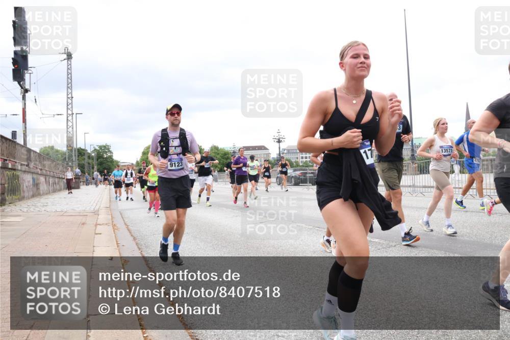 29.06.2025 - hella hamburg halbmarathon Lena Gebhardt http://msf.ph/oto/8407518 29.06.2025 10:58:53 Lombardsbrücke 9123, 17, 13571, 1326, 1365, 1380, 1514, 1646, 1751, 2057, 2449, 2621, 2649, 2929, 3231, 3373, 3416, 3565, 3868, 3966, 4042, 4043, 4225, 4294, 4312, 4577, 4648, 5016, 5159, 5211, 5400, 5655, 5732, 5988, 6010, 6167, 6301, 6330, 6341, 6554, 6588, 6599, 6633, 6638, 6702, 6927, 6969, 7095, 7096, 7443, 7870, 7933, 7957, 7967, 8489, 8544, 8545, 8547, 8592, 8631, 8701, 8752, 8932, 9221, 9225, 9563, 9889, 9960, 9982, 10498 meine-sportfotos.de