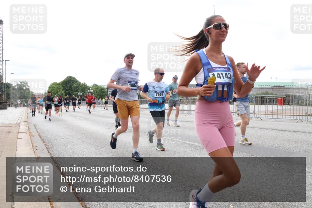 29.06.2025 - hella hamburg halbmarathon Lena Gebhardt http://msf.ph/oto/8407536 29.06.2025 10:24:37 Lombardsbrücke 1064, 7975, 4143, 1005, 1009, 1064, 1352, 1395, 2108, 2132, 2249, 2280, 2477, 2944, 3053, 3099, 3113, 3132, 3285, 3421, 3579, 3786, 4111, 4162, 4221, 4444, 4464, 4684, 4719, 4993, 5126, 5138, 5829, 5830, 6261, 6478, 6524, 6526, 6570, 7528, 7920, 7975, 8167, 8187, 8297, 9063, 10907, 11651, 11816, 11817, 12070, 12210, 12303, 13111, 13113, 13380, 13573, 13638, 13711, 14143, 14898, 15124, 15975, 17535 meine-sportfotos.de