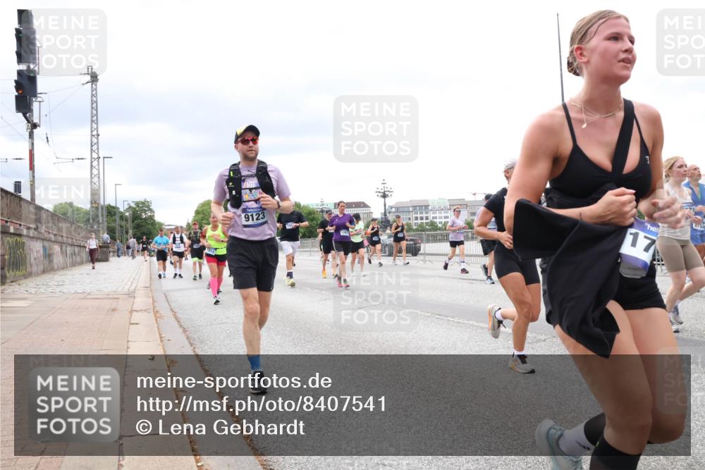 29.06.2025 - hella hamburg halbmarathon Lena Gebhardt http://msf.ph/oto/8407541 29.06.2025 10:58:53 Lombardsbrücke 9123, 1114, 17, 0752, 1326, 1365, 1380, 1514, 1646, 1751, 2057, 2449, 2621, 2649, 2929, 3231, 3373, 3416, 3565, 3868, 3966, 4042, 4043, 4225, 4294, 4312, 4577, 4648, 5016, 5159, 5211, 5400, 5655, 5732, 5988, 6010, 6167, 6301, 6330, 6341, 6554, 6588, 6599, 6633, 6638, 6702, 6927, 6969, 7095, 7096, 7443, 7870, 7933, 7957, 7967, 8489, 8544, 8545, 8547, 8592, 8631, 8701, 8752, 8932, 9221, 9225, 9563, 9889, 9960, 9982, 10498 meine-sportfotos.de