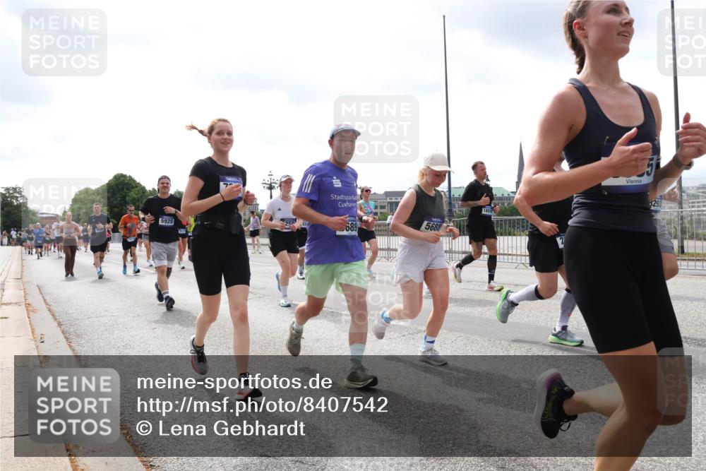 29.06.2025 - hella hamburg halbmarathon Lena Gebhardt http://msf.ph/oto/8407542 29.06.2025 10:41:27 Lombardsbrücke 5928, 25062, 689, 5688, 1655, 6293, 1314, 1317, 1509, 1536, 1542, 1623, 1731, 2153, 2229, 2258, 2805, 3344, 3532, 3533, 3623, 4412, 4415, 4541, 4610, 4638, 4787, 5086, 5225, 5549, 5688, 5689, 5928, 5942, 6088, 6250, 6450, 6474, 6793, 6894, 7022, 7023, 7661, 7821, 7829, 7968, 8004, 8162, 8163, 8293, 8385, 8586, 8751, 8769, 8848, 8878, 8992, 9588, 9962, 10181, 10269, 10348, 10407, 10483, 10644, 10835, 11011, 11166 meine-sportfotos.de