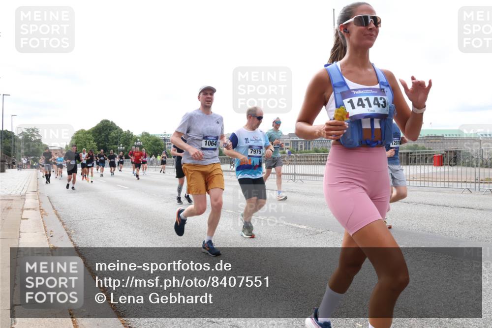 29.06.2025 - hella hamburg halbmarathon Lena Gebhardt http://msf.ph/oto/8407551 29.06.2025 10:24:37 Lombardsbrücke 1064, 20, 7975, 14143, 1207, 1005, 1009, 1064, 1352, 1395, 2108, 2132, 2249, 2280, 2477, 2944, 3053, 3099, 3113, 3132, 3285, 3421, 3579, 3786, 4111, 4162, 4221, 4444, 4464, 4684, 4719, 4993, 5126, 5138, 5829, 5830, 6261, 6478, 6524, 6526, 6570, 7528, 7920, 7975, 8167, 8187, 8297, 9063, 10907, 11651, 11816, 11817, 12070, 12210, 12303, 13111, 13113, 13380, 13573, 13638, 13711, 14143, 14898, 15124, 15975, 17535 meine-sportfotos.de