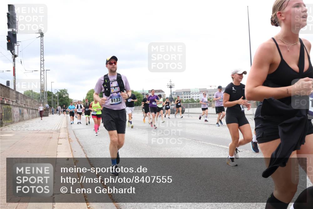 29.06.2025 - hella hamburg halbmarathon Lena Gebhardt http://msf.ph/oto/8407555 29.06.2025 10:58:53 Lombardsbrücke 9123, 744, 1297, 1114, 1326, 1365, 1380, 1514, 1646, 1751, 2057, 2449, 2621, 2649, 2929, 3231, 3373, 3416, 3565, 3868, 3966, 4042, 4043, 4225, 4294, 4312, 4577, 4648, 5016, 5159, 5211, 5400, 5655, 5732, 5988, 6010, 6167, 6301, 6330, 6341, 6554, 6588, 6599, 6633, 6638, 6702, 6927, 6969, 7095, 7096, 7443, 7870, 7933, 7957, 7967, 8489, 8544, 8545, 8547, 8592, 8631, 8701, 8752, 8932, 9221, 9225, 9563, 9889, 9960, 9982, 10498 meine-sportfotos.de