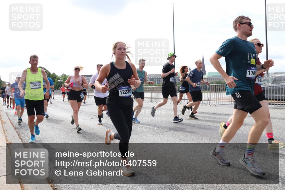 29.06.2025 - hella hamburg halbmarathon Lena Gebhardt http://msf.ph/oto/8407559 29.06.2025 10:16:47 Lombardsbrücke 15658, 131, 12230, 332, 15861, 212, 39, 1760, 1117, 1212, 1240, 1244, 1331, 1348, 1403, 1553, 1599, 1602, 1825, 2225, 2347, 2912, 3030, 3088, 3156, 3176, 3450, 3484, 3622, 3687, 4478, 4583, 5036, 5037, 5294, 6024, 6328, 6488, 6742, 6941, 6948, 7114, 7115, 7158, 7257, 7345, 7358, 7360, 7376, 7753, 7924, 7928, 8263, 8295, 8317, 8513, 8597, 8619, 8645, 8707, 8847, 8857, 9091, 9208, 9332, 9492, 9628, 9664, 9676, 9810, 10076, 10139, 10141, 10232, 11344, 11345 meine-sportfotos.de