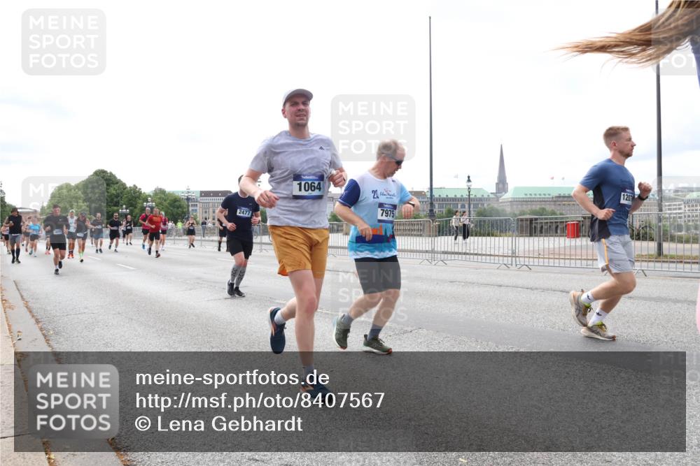 29.06.2025 - hella hamburg halbmarathon Lena Gebhardt http://msf.ph/oto/8407567 29.06.2025 10:24:37 Lombardsbrücke 2477, 1064, 24, 7975, 1207, 1005, 1009, 1064, 1352, 1395, 2108, 2132, 2249, 2280, 2477, 2944, 3053, 3099, 3113, 3132, 3285, 3421, 3579, 3786, 4111, 4162, 4221, 4444, 4464, 4684, 4719, 4993, 5126, 5138, 5829, 5830, 6261, 6478, 6524, 6526, 6570, 7528, 7920, 7975, 8167, 8187, 8297, 9063, 10907, 11651, 11816, 11817, 12070, 12210, 12303, 13111, 13113, 13380, 13573, 13638, 13711, 14143, 14898, 15124, 15975, 17535 meine-sportfotos.de