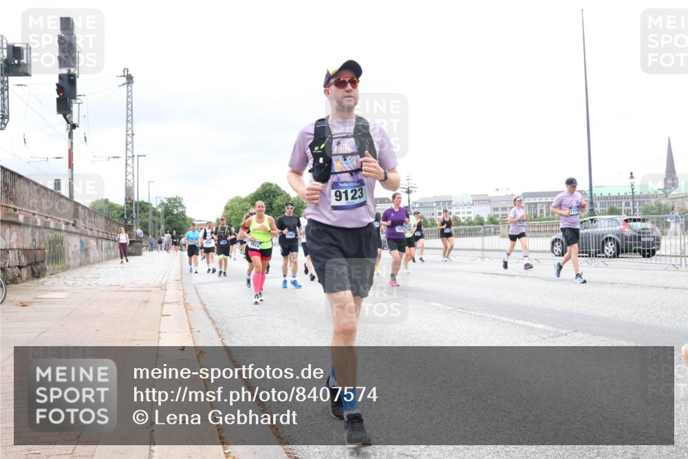 29.06.2025 - hella hamburg halbmarathon Lena Gebhardt http://msf.ph/oto/8407574 29.06.2025 10:58:54 Lombardsbrücke 9123, 129, 11140, 1326, 1365, 1380, 1514, 1646, 1751, 2057, 2449, 2621, 2649, 2929, 3231, 3373, 3416, 3565, 3868, 3966, 4042, 4043, 4225, 4294, 4312, 4577, 4648, 5016, 5159, 5211, 5400, 5655, 5732, 6010, 6167, 6301, 6330, 6341, 6554, 6588, 6599, 6633, 6638, 6702, 6927, 6969, 7095, 7096, 7443, 7870, 7910, 7933, 7957, 7967, 8489, 8544, 8545, 8547, 8592, 8631, 8701, 8752, 8932, 9221, 9225, 9563, 9889, 9960, 9982 meine-sportfotos.de