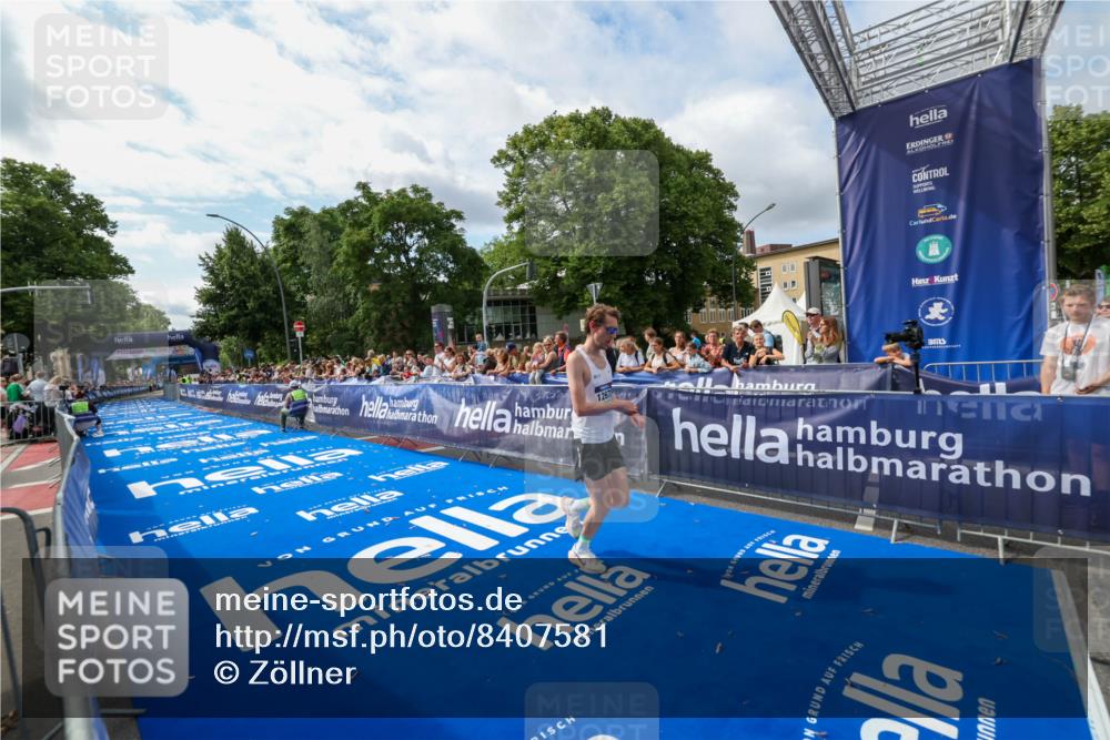 29.06.2025 - hella hamburg halbmarathon Zöllner http://msf.ph/oto/8407581 29.06.2025 10:15:38 Ziel 12673 meine-sportfotos.de