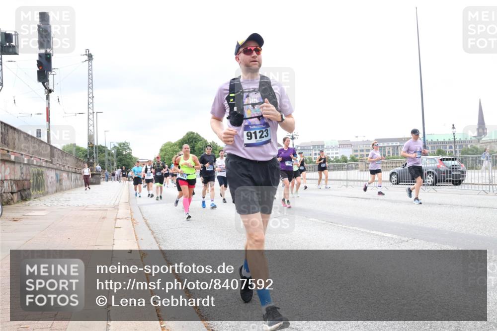29.06.2025 - hella hamburg halbmarathon Lena Gebhardt http://msf.ph/oto/8407592 29.06.2025 10:58:54 Lombardsbrücke 9123, 1297, 1326, 1365, 1380, 1514, 1646, 1751, 2057, 2449, 2621, 2649, 2929, 3231, 3373, 3416, 3565, 3868, 3966, 4042, 4043, 4225, 4294, 4312, 4577, 4648, 5016, 5159, 5211, 5400, 5655, 5732, 6010, 6167, 6301, 6330, 6341, 6554, 6588, 6599, 6633, 6638, 6702, 6927, 6969, 7095, 7096, 7443, 7870, 7910, 7933, 7957, 7967, 8489, 8544, 8545, 8547, 8592, 8631, 8701, 8752, 8932, 9221, 9225, 9563, 9889, 9960, 9982 meine-sportfotos.de