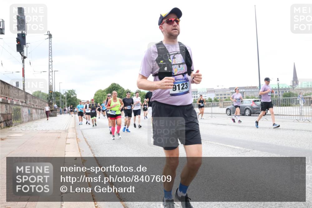29.06.2025 - hella hamburg halbmarathon Lena Gebhardt http://msf.ph/oto/8407609 29.06.2025 10:58:54 Lombardsbrücke 1514, 17651, 9123, 1326, 1365, 1380, 1514, 1646, 1751, 2057, 2449, 2621, 2649, 2929, 3231, 3373, 3416, 3565, 3868, 3966, 4042, 4043, 4225, 4294, 4312, 4577, 4648, 5016, 5159, 5211, 5400, 5655, 5732, 6010, 6167, 6301, 6330, 6341, 6554, 6588, 6599, 6633, 6638, 6702, 6927, 6969, 7095, 7096, 7443, 7870, 7910, 7933, 7957, 7967, 8489, 8544, 8545, 8547, 8592, 8631, 8701, 8752, 8932, 9221, 9225, 9563, 9889, 9960, 9982 meine-sportfotos.de