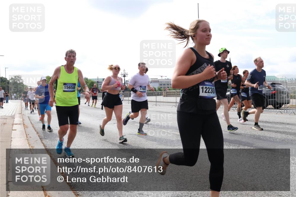 29.06.2025 - hella hamburg halbmarathon Lena Gebhardt http://msf.ph/oto/8407613 29.06.2025 10:16:47 Lombardsbrücke 15658, 17857, 12230, 1586, 16376, 949, 1117, 1212, 1240, 1244, 1331, 1348, 1403, 1553, 1599, 1602, 1825, 2225, 2347, 2912, 3030, 3088, 3156, 3176, 3450, 3484, 3622, 3687, 4478, 4583, 5036, 5037, 5294, 6024, 6328, 6488, 6742, 6941, 6948, 7114, 7115, 7158, 7257, 7345, 7358, 7360, 7376, 7753, 7924, 7928, 8263, 8295, 8317, 8513, 8597, 8619, 8645, 8707, 8847, 8857, 9091, 9208, 9332, 9492, 9628, 9664, 9676, 9810, 10076, 10139, 10141, 10232, 11344, 11345 meine-sportfotos.de