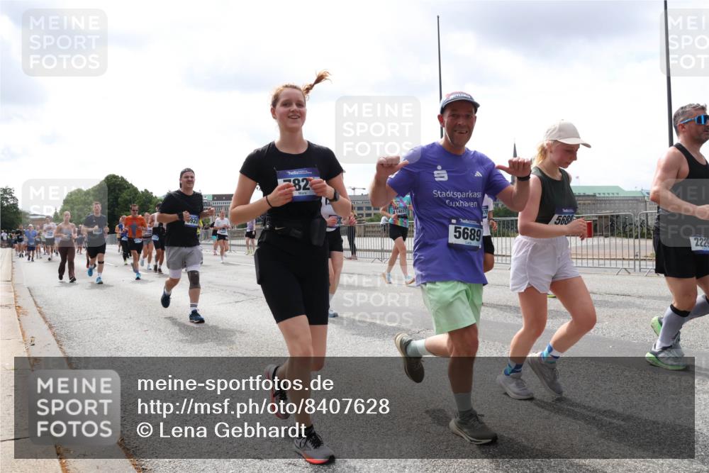29.06.2025 - hella hamburg halbmarathon Lena Gebhardt http://msf.ph/oto/8407628 29.06.2025 10:41:28 Lombardsbrücke 928, 82, 14037, 5689, 5688, 2225, 1314, 1317, 1509, 1536, 1542, 1623, 1731, 2153, 2229, 2258, 2805, 3344, 3532, 3533, 3623, 4412, 4415, 4541, 4610, 4638, 4787, 5086, 5225, 5549, 5688, 5689, 5928, 5942, 6088, 6250, 6450, 6474, 6793, 6894, 7022, 7023, 7661, 7821, 7829, 7968, 8004, 8162, 8163, 8293, 8385, 8586, 8751, 8769, 8848, 8878, 8897, 8992, 9588, 9962, 10181, 10269, 10348, 10407, 10483, 10644, 10835, 11011, 11166 meine-sportfotos.de