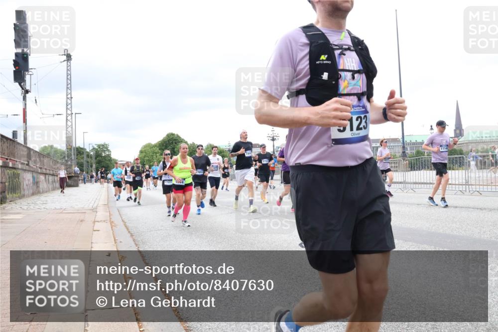 29.06.2025 - hella hamburg halbmarathon Lena Gebhardt http://msf.ph/oto/8407630 29.06.2025 10:58:54 Lombardsbrücke 17659, 14, 17651, 744, 123, 11140, 1326, 1365, 1380, 1514, 1646, 1751, 2057, 2449, 2621, 2649, 2929, 3231, 3373, 3416, 3565, 3868, 3966, 4042, 4043, 4225, 4294, 4312, 4577, 4648, 5016, 5159, 5211, 5400, 5655, 5732, 6010, 6167, 6301, 6330, 6341, 6554, 6588, 6599, 6633, 6638, 6702, 6927, 6969, 7095, 7096, 7443, 7870, 7910, 7933, 7957, 7967, 8489, 8544, 8545, 8547, 8592, 8631, 8701, 8752, 8932, 9221, 9225, 9563, 9889, 9960, 9982 meine-sportfotos.de