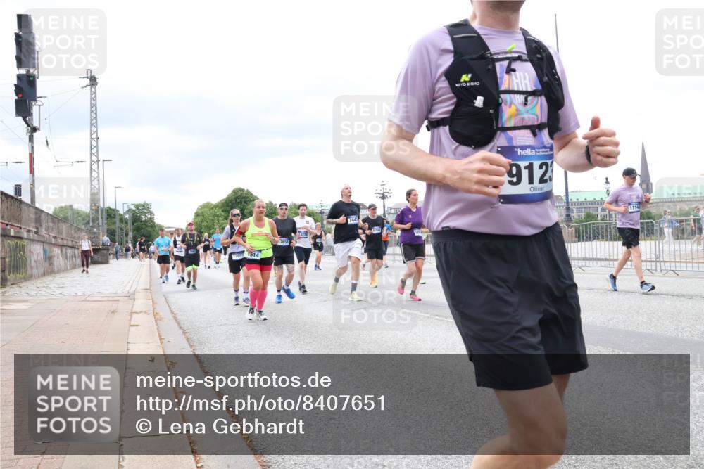 29.06.2025 - hella hamburg halbmarathon Lena Gebhardt http://msf.ph/oto/8407651 29.06.2025 10:58:54 Lombardsbrücke 17659, 1514, 17651, 744, 912, 11140, 1326, 1365, 1380, 1514, 1646, 1751, 2057, 2449, 2621, 2649, 2929, 3231, 3373, 3416, 3565, 3868, 3966, 4042, 4043, 4225, 4294, 4312, 4577, 4648, 5016, 5159, 5211, 5400, 5655, 5732, 6010, 6167, 6301, 6330, 6341, 6554, 6588, 6599, 6633, 6638, 6702, 6927, 6969, 7095, 7096, 7443, 7870, 7910, 7933, 7957, 7967, 8489, 8544, 8545, 8547, 8592, 8631, 8701, 8752, 8932, 9221, 9225, 9563, 9889, 9960, 9982 meine-sportfotos.de