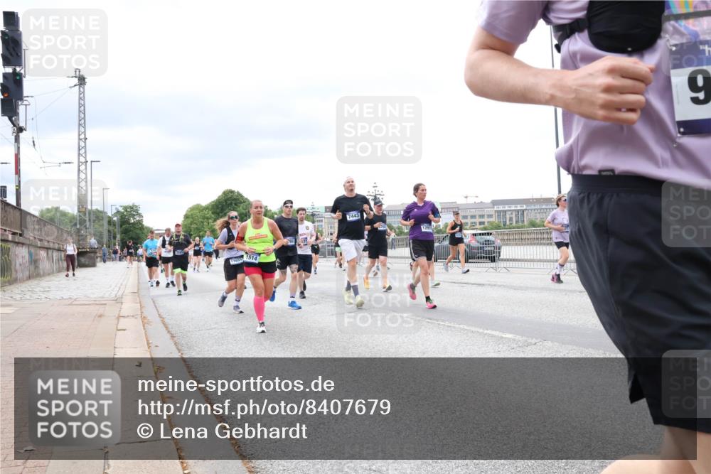 29.06.2025 - hella hamburg halbmarathon Lena Gebhardt http://msf.ph/oto/8407679 29.06.2025 10:58:55 Lombardsbrücke 9, 1326, 1365, 1380, 1514, 1646, 1751, 1839, 2057, 2449, 2621, 2649, 2929, 3231, 3373, 3416, 3565, 3966, 4042, 4043, 4225, 4294, 4312, 4577, 4648, 5016, 5211, 5400, 5732, 6010, 6167, 6301, 6330, 6341, 6554, 6588, 6599, 6633, 6638, 6702, 6927, 6969, 7095, 7096, 7288, 7443, 7870, 7910, 7933, 7957, 7967, 8489, 8544, 8545, 8547, 8592, 8631, 8701, 8752, 8932, 9221, 9225, 9563, 9889, 9960, 9982 meine-sportfotos.de