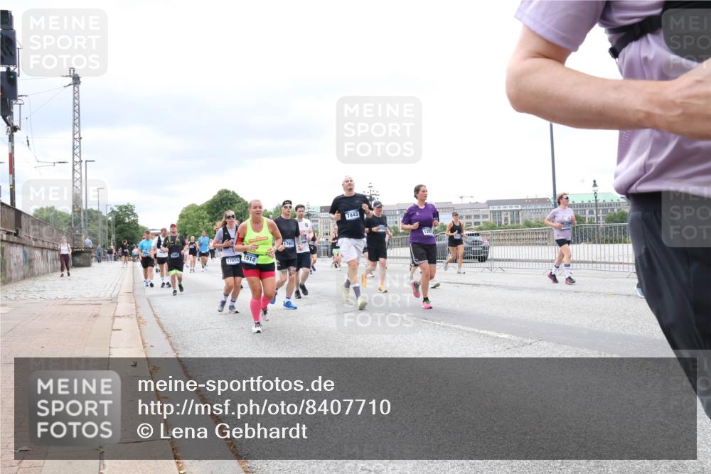 29.06.2025 - hella hamburg halbmarathon Lena Gebhardt http://msf.ph/oto/8407710 29.06.2025 10:58:55 Lombardsbrücke 3565, 17659, 151, 17651, 7443, 1326, 1365, 1380, 1514, 1646, 1751, 1839, 2057, 2449, 2621, 2649, 2929, 3231, 3373, 3416, 3565, 3966, 4042, 4043, 4225, 4294, 4312, 4577, 4648, 5016, 5211, 5400, 5732, 6010, 6167, 6301, 6330, 6341, 6554, 6588, 6599, 6633, 6638, 6702, 6927, 6969, 7095, 7096, 7288, 7443, 7870, 7910, 7933, 7957, 7967, 8489, 8544, 8545, 8547, 8592, 8631, 8701, 8752, 8932, 9221, 9225, 9563, 9889, 9960, 9982 meine-sportfotos.de