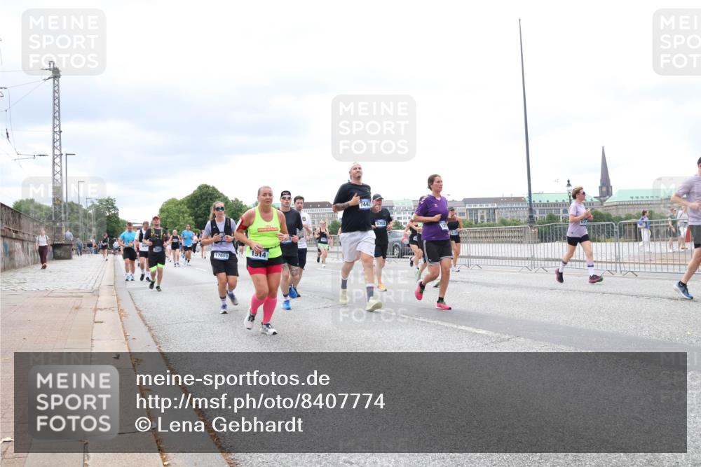 29.06.2025 - hella hamburg halbmarathon Lena Gebhardt http://msf.ph/oto/8407774 29.06.2025 10:58:55 Lombardsbrücke 1326, 1365, 1380, 1514, 1646, 1751, 1839, 2057, 2449, 2621, 2649, 2929, 3231, 3373, 3416, 3565, 3966, 4042, 4043, 4225, 4294, 4312, 4577, 4648, 5016, 5211, 5400, 5732, 6010, 6167, 6301, 6330, 6341, 6554, 6588, 6599, 6633, 6638, 6702, 6927, 6969, 7095, 7096, 7288, 7443, 7870, 7910, 7933, 7957, 7967, 8489, 8544, 8545, 8547, 8592, 8631, 8701, 8752, 8932, 9221, 9225, 9563, 9889, 9960, 9982 meine-sportfotos.de