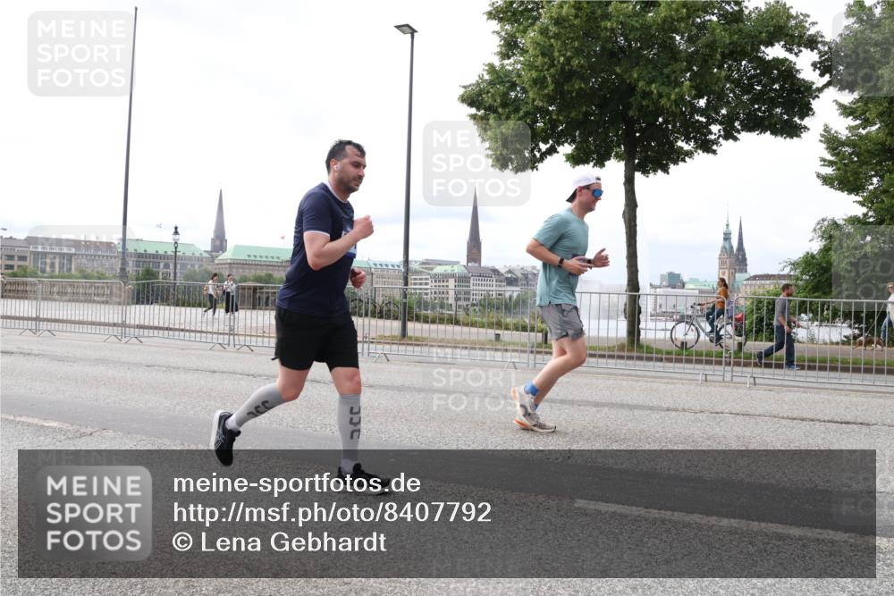 29.06.2025 - hella hamburg halbmarathon Lena Gebhardt http://msf.ph/oto/8407792 29.06.2025 10:24:39 Lombardsbrücke 1005, 1009, 1064, 1352, 1395, 2108, 2132, 2249, 2280, 2477, 2944, 3053, 3099, 3113, 3132, 3285, 3421, 3786, 4008, 4010, 4111, 4162, 4221, 4444, 4464, 4684, 4719, 5126, 5138, 5829, 5830, 6261, 6478, 6524, 6526, 6570, 7528, 7920, 7975, 8167, 8187, 8297, 9063, 10907, 11651, 11816, 11817, 12070, 12210, 12303, 13111, 13113, 13380, 13573, 13638, 13711, 14143, 14898, 15124, 15975, 17535, 18194, 18198 meine-sportfotos.de