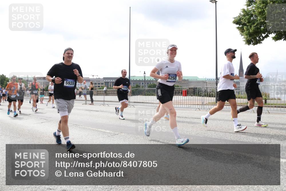 29.06.2025 - hella hamburg halbmarathon Lena Gebhardt http://msf.ph/oto/8407805 29.06.2025 10:41:29 Lombardsbrücke 14376, 3533, 5928, 6250, 1314, 1317, 1509, 1536, 1542, 1623, 1731, 2153, 2229, 2258, 2805, 3344, 3532, 3533, 3623, 4412, 4415, 4541, 4610, 4638, 4787, 5086, 5225, 5549, 5688, 5689, 5928, 5942, 6088, 6250, 6450, 6474, 6793, 6894, 7022, 7023, 7661, 7821, 7829, 7968, 8004, 8162, 8163, 8293, 8300, 8301, 8385, 8586, 8751, 8769, 8848, 8878, 8897, 8992, 9588, 9962, 10181, 10269, 10348, 10407, 10483, 10644, 10835, 11011, 11166 meine-sportfotos.de