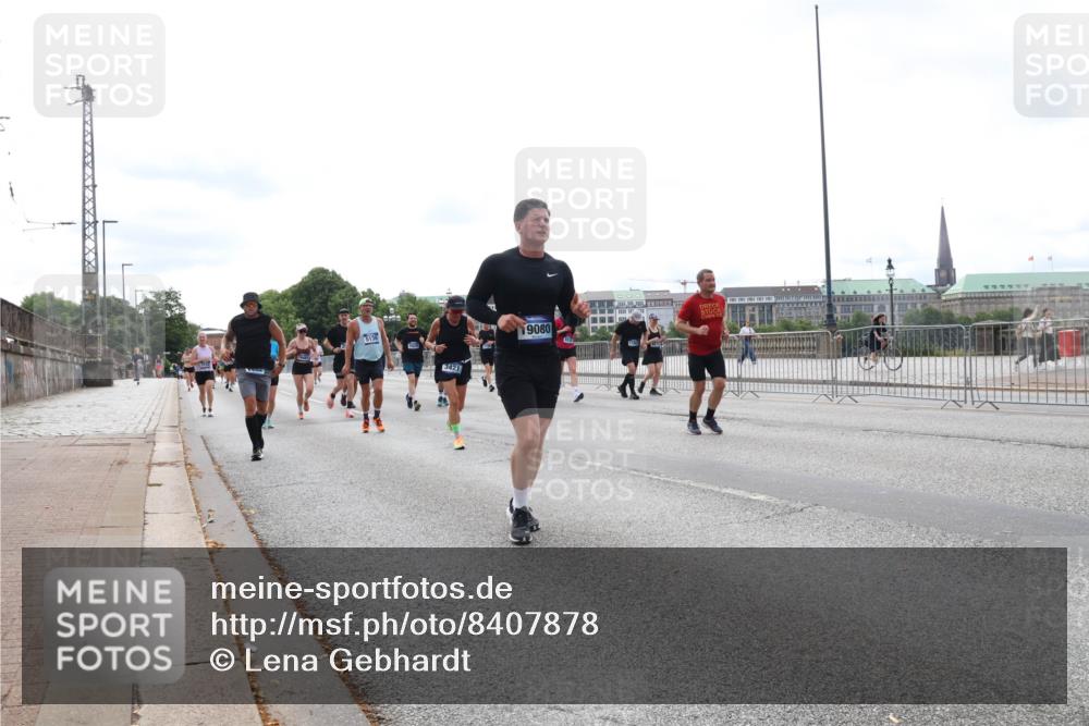29.06.2025 - hella hamburg halbmarathon Lena Gebhardt http://msf.ph/oto/8407878 29.06.2025 10:24:42 Lombardsbrücke 3421, 9080, 1005, 1009, 1064, 1352, 1395, 2108, 2132, 2249, 2280, 2477, 2944, 3053, 3099, 3113, 3132, 3285, 3421, 3786, 4008, 4010, 4111, 4162, 4221, 4444, 4464, 4719, 5126, 5138, 5829, 5830, 6261, 6478, 6524, 6526, 6570, 7528, 7975, 8167, 8297, 9063, 10907, 11651, 11816, 11817, 12070, 12210, 12303, 13111, 13113, 13380, 13573, 13638, 13711, 14143, 14898, 15124, 15942, 15975, 17535, 17954, 18194, 18198 meine-sportfotos.de