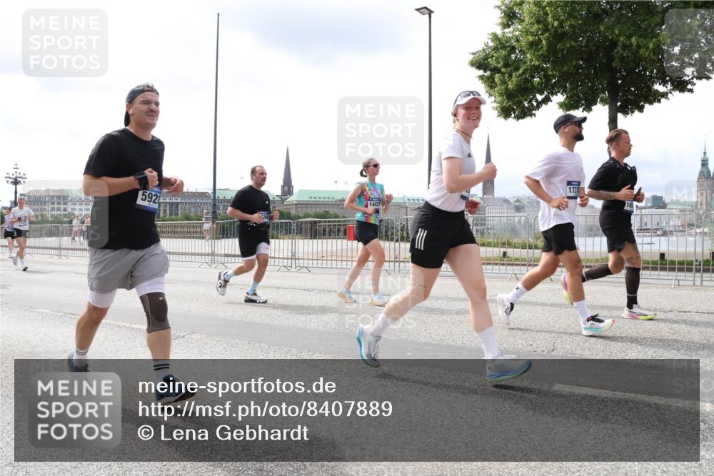 29.06.2025 - hella hamburg halbmarathon Lena Gebhardt http://msf.ph/oto/8407889 29.06.2025 10:41:29 Lombardsbrücke 592, 14037, 1737, 1314, 1317, 1509, 1536, 1542, 1623, 1731, 2153, 2229, 2258, 2805, 3344, 3532, 3533, 3623, 4412, 4415, 4541, 4610, 4638, 4787, 5086, 5225, 5549, 5688, 5689, 5928, 5942, 6088, 6250, 6450, 6474, 6793, 6894, 7022, 7023, 7661, 7821, 7829, 7968, 8004, 8162, 8163, 8293, 8300, 8301, 8385, 8586, 8751, 8769, 8848, 8878, 8897, 8992, 9588, 9962, 10181, 10269, 10348, 10407, 10483, 10644, 10835, 11011, 11166 meine-sportfotos.de