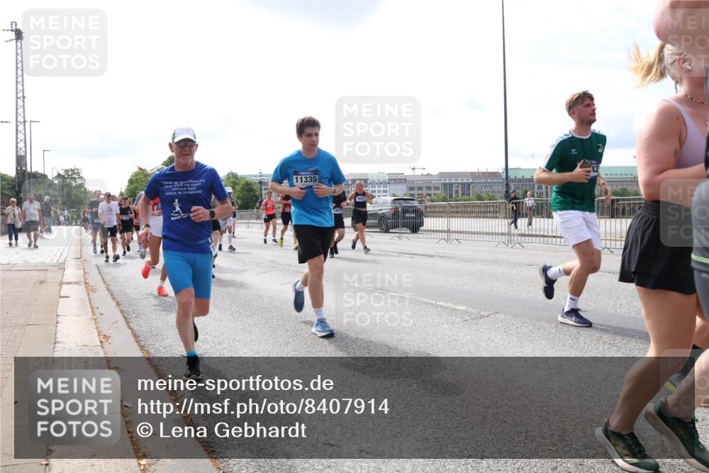 29.06.2025 - hella hamburg halbmarathon Lena Gebhardt http://msf.ph/oto/8407914 29.06.2025 10:16:49 Lombardsbrücke 86, 11335, 1117, 1137, 1212, 1240, 1244, 1331, 1348, 1403, 1553, 1599, 1602, 1825, 2225, 2347, 2912, 3030, 3088, 3156, 3176, 3450, 3484, 3622, 3687, 4478, 4583, 5036, 5037, 6024, 6328, 6488, 6742, 6941, 6948, 7114, 7115, 7158, 7257, 7345, 7358, 7360, 7376, 7753, 7924, 7928, 8263, 8295, 8317, 8513, 8597, 8619, 8645, 8707, 8847, 8857, 9091, 9208, 9332, 9492, 9628, 9664, 9676, 9810, 10076, 10139, 10141, 10232 meine-sportfotos.de
