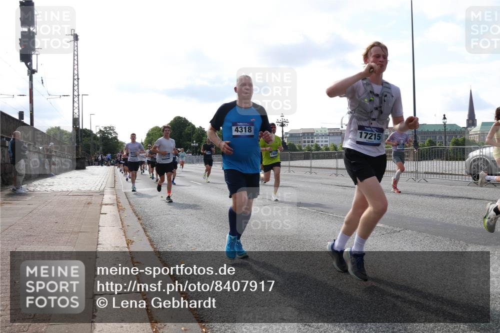 29.06.2025 - hella hamburg halbmarathon Lena Gebhardt http://msf.ph/oto/8407917 29.06.2025 09:49:51 Lombardsbrücke 17214, 4318, 1909, 17215, 18412, 1343, 1445, 1615, 1800, 1975, 2324, 2415, 2573, 2750, 2949, 2980, 3014, 3136, 3282, 3431, 3530, 4148, 4303, 4318, 4425, 4528, 4766, 5248, 6095, 6123, 6682, 7035, 7229, 7495, 7796, 8370, 8465, 8629, 8925, 9264, 9265, 9294, 9296, 9686, 9914, 9979, 10680, 10894, 10930, 11765, 12327, 12839, 13141, 13457, 13800, 14077, 14204, 14359, 14374, 14560, 14629, 14667, 14688, 14789, 15094 meine-sportfotos.de