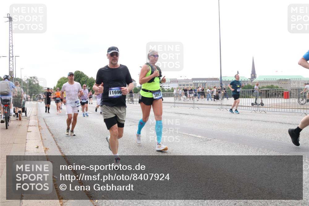 29.06.2025 - hella hamburg halbmarathon Lena Gebhardt http://msf.ph/oto/8407924 29.06.2025 10:50:38 Lombardsbrücke 166, 11696, 3897, 1129, 1259, 1828, 1930, 2047, 2200, 3184, 3203, 3229, 3647, 3680, 3710, 3805, 3838, 3897, 4168, 4642, 4695, 4771, 4848, 4961, 5119, 5131, 5997, 6178, 6680, 6830, 7133, 7141, 7161, 7505, 7677, 7755, 7938, 8200, 8299, 8779, 8833, 8834, 8986, 9096, 9168, 9933, 10029, 10060, 10286, 10437, 10614, 10636, 10744, 11426, 11577, 11696, 11716, 12079, 12392, 12393, 13846, 13887, 14102, 14144, 14534, 14591, 14940, 15017, 15230, 15416 meine-sportfotos.de