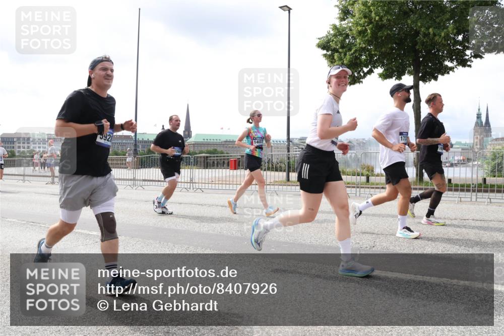 29.06.2025 - hella hamburg halbmarathon Lena Gebhardt http://msf.ph/oto/8407926 29.06.2025 10:41:29 Lombardsbrücke 1737, 5928, 14037, 1314, 1317, 1509, 1536, 1542, 1623, 1731, 2153, 2229, 2258, 2805, 3344, 3532, 3533, 3623, 4412, 4415, 4541, 4610, 4638, 4787, 5086, 5225, 5549, 5688, 5689, 5928, 5942, 6088, 6250, 6450, 6474, 6793, 6894, 7022, 7023, 7661, 7821, 7829, 7968, 8004, 8162, 8163, 8293, 8300, 8301, 8385, 8586, 8751, 8769, 8848, 8878, 8897, 8992, 9588, 9962, 10181, 10269, 10348, 10407, 10483, 10644, 10835, 11011, 11166 meine-sportfotos.de