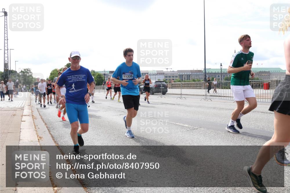 29.06.2025 - hella hamburg halbmarathon Lena Gebhardt http://msf.ph/oto/8407950 29.06.2025 10:16:49 Lombardsbrücke 11335, 1117, 1137, 1212, 1240, 1244, 1331, 1348, 1403, 1553, 1599, 1602, 1825, 2225, 2347, 2912, 3030, 3088, 3156, 3176, 3450, 3484, 3622, 3687, 4478, 4583, 5036, 5037, 6024, 6328, 6488, 6742, 6941, 6948, 7114, 7115, 7158, 7257, 7345, 7358, 7360, 7376, 7753, 7924, 7928, 8263, 8295, 8317, 8513, 8597, 8619, 8645, 8707, 8847, 8857, 9091, 9208, 9332, 9492, 9628, 9664, 9676, 9810, 10076, 10139, 10141, 10232 meine-sportfotos.de