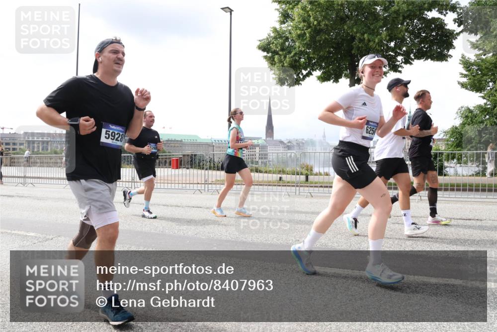 29.06.2025 - hella hamburg halbmarathon Lena Gebhardt http://msf.ph/oto/8407963 29.06.2025 10:41:29 Lombardsbrücke 5928, 6250, 1314, 1317, 1509, 1536, 1542, 1623, 1731, 2153, 2229, 2258, 2805, 3344, 3532, 3533, 3623, 4412, 4415, 4541, 4610, 4638, 4787, 5086, 5225, 5549, 5688, 5689, 5928, 5942, 6088, 6250, 6450, 6474, 6793, 6894, 7022, 7023, 7661, 7821, 7829, 7968, 8004, 8162, 8163, 8293, 8300, 8301, 8385, 8586, 8751, 8769, 8848, 8878, 8897, 8992, 9588, 9962, 10181, 10269, 10348, 10407, 10483, 10644, 10835, 11011, 11166 meine-sportfotos.de