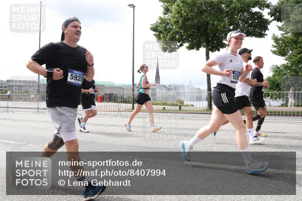 29.06.2025 - hella hamburg halbmarathon Lena Gebhardt http://msf.ph/oto/8407994 29.06.2025 10:41:30 Lombardsbrücke 5928, 6250, 1314, 1317, 1509, 1536, 1542, 1623, 1731, 2153, 2229, 2258, 2805, 3344, 3532, 3533, 3623, 4412, 4415, 4541, 4610, 4638, 4787, 5086, 5225, 5432, 5549, 5688, 5689, 5928, 5942, 6088, 6250, 6450, 6474, 6618, 6793, 6894, 7022, 7023, 7477, 7661, 7821, 7829, 7968, 8004, 8162, 8163, 8293, 8300, 8301, 8385, 8586, 8751, 8769, 8848, 8878, 8897, 8992, 9588, 9962, 10181, 10269, 10348, 10407, 10483, 10835, 11011, 11166 meine-sportfotos.de