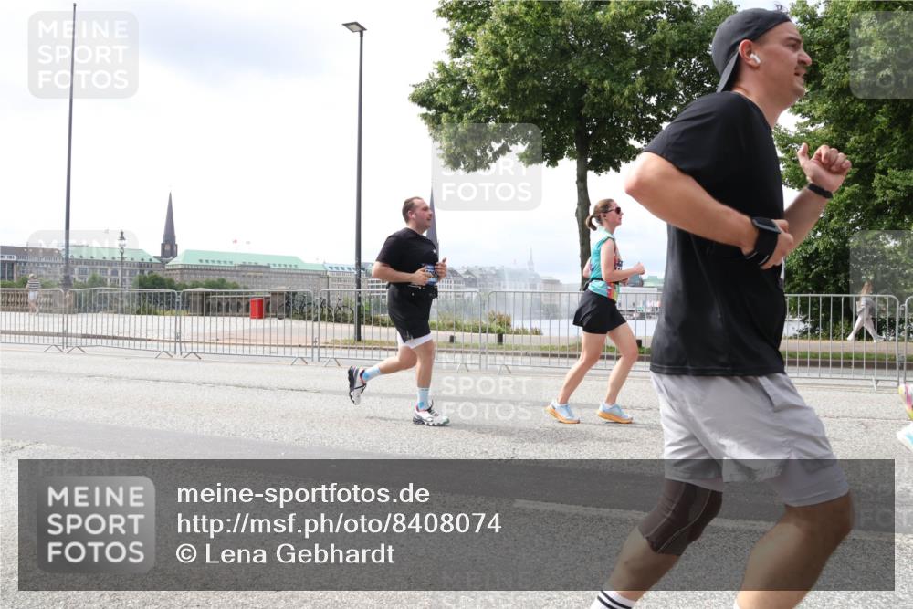 29.06.2025 - hella hamburg halbmarathon Lena Gebhardt http://msf.ph/oto/8408074 29.06.2025 10:41:30 Lombardsbrücke 1314, 1317, 1509, 1536, 1542, 1623, 1731, 2153, 2229, 2258, 2805, 3344, 3532, 3533, 3623, 4412, 4415, 4541, 4610, 4638, 4787, 5086, 5225, 5432, 5549, 5688, 5689, 5928, 5942, 6088, 6250, 6450, 6474, 6618, 6793, 6894, 7022, 7023, 7477, 7661, 7821, 7829, 7968, 8004, 8162, 8163, 8293, 8300, 8301, 8385, 8586, 8751, 8769, 8848, 8878, 8897, 8992, 9588, 9962, 10181, 10269, 10348, 10407, 10483, 10835, 11011, 11166 meine-sportfotos.de